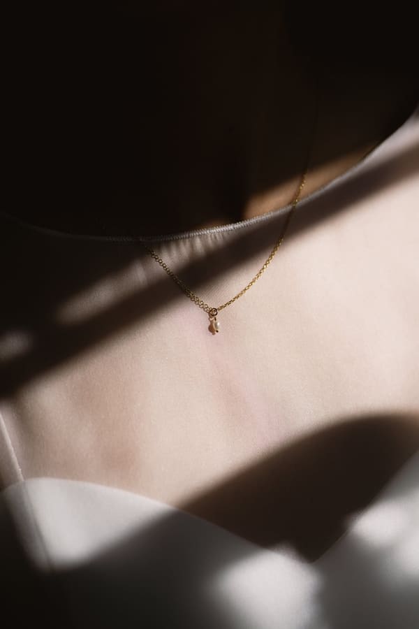 Detail van de parelketting van de bruid