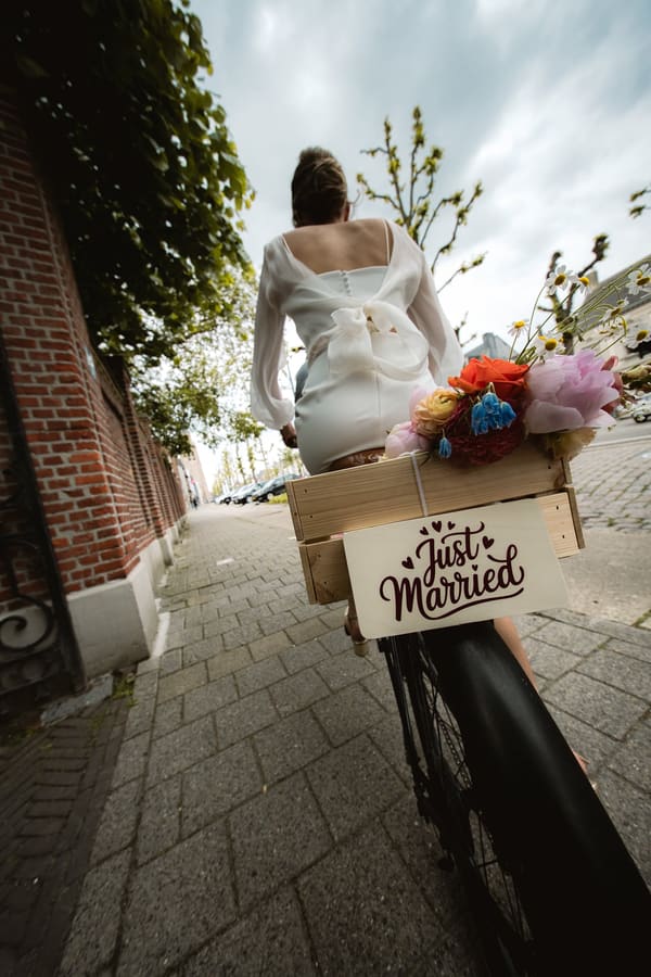 Just Married fiets versierd met bloemen