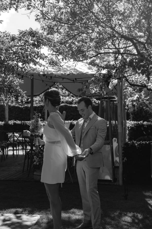 Celien en Vincent hand in hand onder een boom