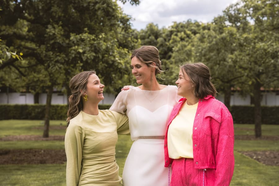 Celien lacht met twee vriendinnen in het park
