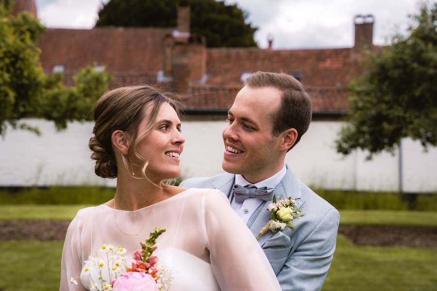 Celien en Vincent kijken elkaar lachend aan