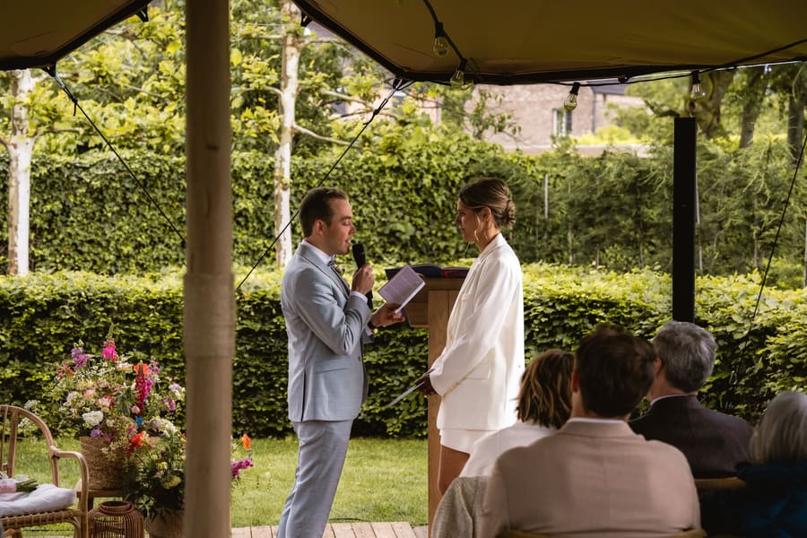 Vincent leest zijn geloften voor aan Celien