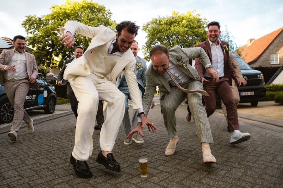Vrienden spelen een spel op het feest