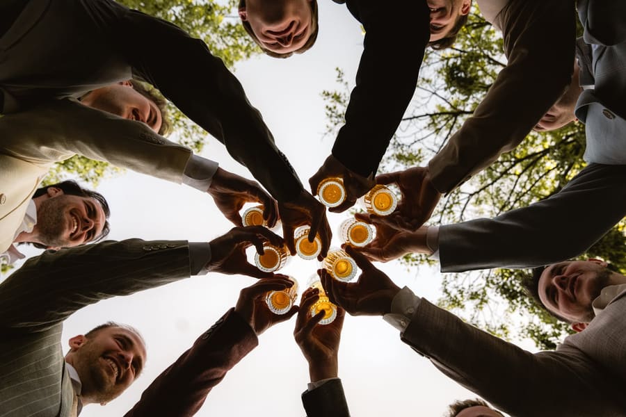 Vrienden toasten omhoog naar de lucht